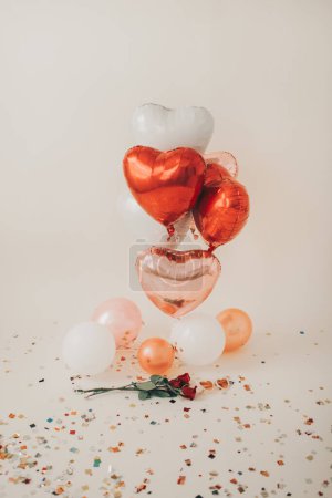 Foto de Configuración creativa del globo cardíaco del Día de San Valentín con gafas de sol y rosas - Imagen libre de derechos