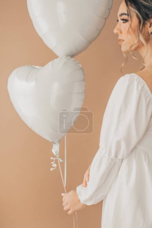 Foto de Globos blancos de helio para el día de San Valentín - Imagen libre de derechos