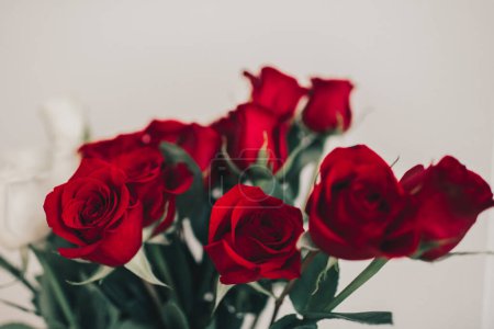 Téléchargez les photos : Close Up Photo of Red Roses - en image libre de droit