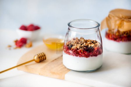 Foto de Parfait saludable de yogur de desayuno por la mañana - Imagen libre de derechos