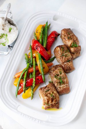 Téléchargez les photos : Fresh black cod with grilled vegetables served on a large white plate - en image libre de droit