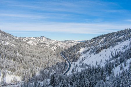 Téléchargez les photos : Chalet d'hiver dans les montagnes des Cascades enneigées - en image libre de droit