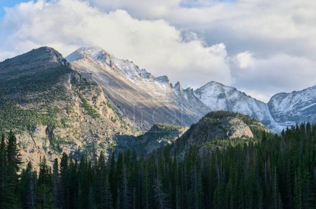Téléchargez les photos : Pic Longs dans le parc national des Rocheuses à Estes Park Colorado photographié à l'automne - en image libre de droit
