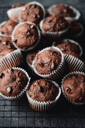 Téléchargez les photos : Close up of freshly baked chocolate chip zucchini muffins. - en image libre de droit