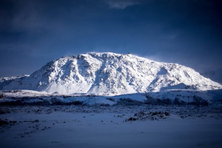 Téléchargez les photos : Montagne blanche en soirée bleue - en image libre de droit
