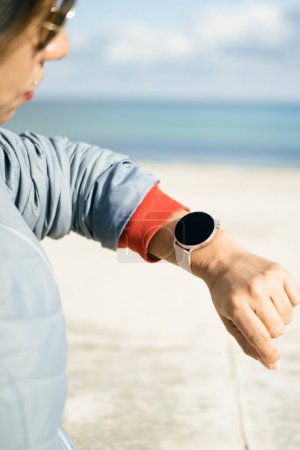 Foto de Un reloj inteligente. Smartwatch en la mano de una mujer al aire libre - Imagen libre de derechos