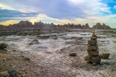 Téléchargez les photos : Une pile de roches fabriquées par l'homme dans les formations rocheuses accidentées en couches du parc - en image libre de droit