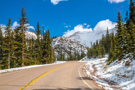 Téléchargez les photos : A long way down the road going to Colorado Springs, Colorado - en image libre de droit