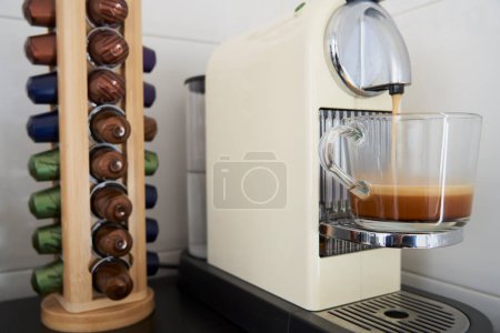 Téléchargez les photos : Coffee corner with coffee machine making a coffee - en image libre de droit