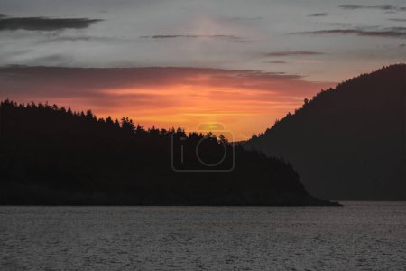 Téléchargez les photos : Young Hill Sunset at the lake - en image libre de droit
