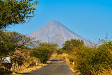Téléchargez les photos : Route menant au volcan Colima au milieu d'un paysage - en image libre de droit