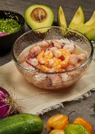 Téléchargez les photos : Bouillon de crevettes sans coquilles avec légumes pour accompagnement - en image libre de droit