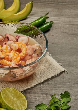 Téléchargez les photos : Bouillon de crevettes sans coquilles avec légumes pour accompagnement - en image libre de droit