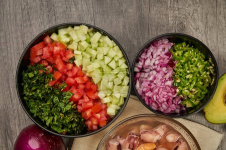 Téléchargez les photos : Légumes frais et hachés pour préparer un bouillon de crevettes - en image libre de droit