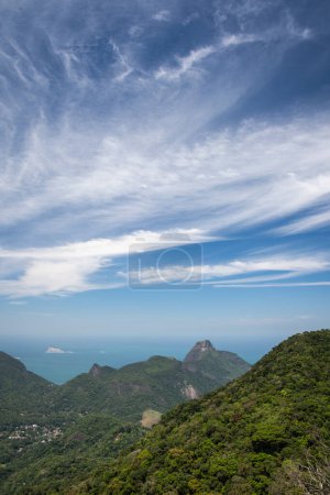 Foto de Hermosa vista a las verdes montañas de la selva tropical en el Parque Tijuca, Río de Janeiro, Brasil - Imagen libre de derechos