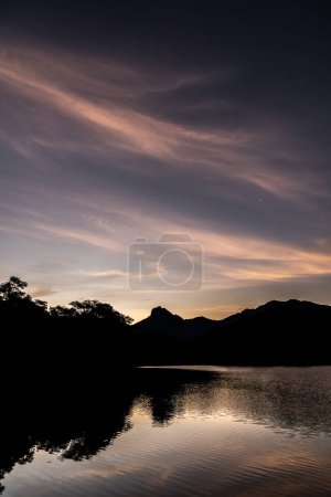 Téléchargez les photos : Beau coucher de soleil avec des nuages orange sur le lac de la forêt tropicale, campagne de l'État de Rio de Janeiro, Brésil - en image libre de droit