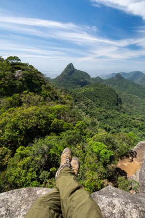 Foto de Hermosa vista a las verdes montañas de la selva tropical en el Parque Tijuca - Imagen libre de derechos