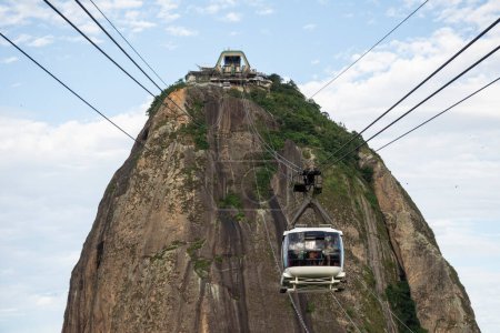 Foto de Beautiful view to Sugar Loaf Mountain cable car in Rio de Janeiro, Brazil - Imagen libre de derechos