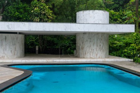 Téléchargez les photos : View to beautiful modern house and swimming pool on green rainforest area, Instituto Moreira Salles, Rio de Janeiro, Brazil - en image libre de droit