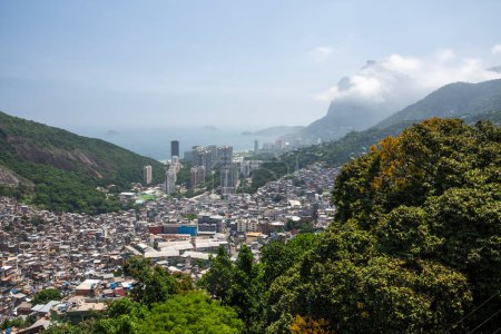 Téléchargez les photos : Beautiful view to poor favela houses on hill side, Rio de Janeiro, Brazil - en image libre de droit