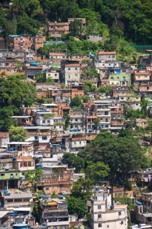 Foto de Hermosa vista a las casas pobres de la favela en la ladera de la colina, Río de Janeiro, Brasil - Imagen libre de derechos