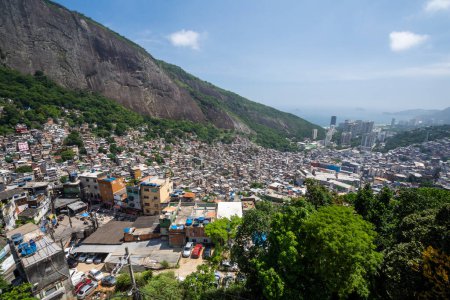 Foto de Beautiful view to poor favela houses on hill side, Rio de Janeiro, Brazil - Imagen libre de derechos