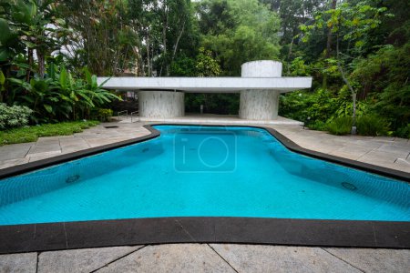 Foto de Vista a la hermosa casa moderna y piscina en la zona de selva verde, Instituto Moreira Salles, Río de Janeiro, Brasil - Imagen libre de derechos