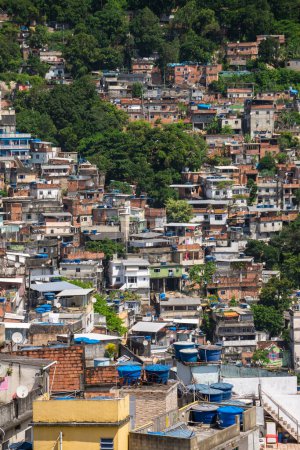 Téléchargez les photos : Beautiful view to poor favela houses on hill side, Rio de Janeiro, Brazil - en image libre de droit