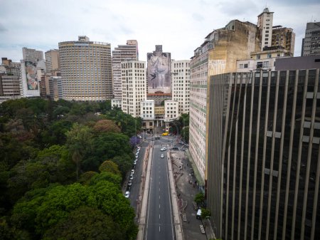 Foto de Hermosa vista de drones a edificios y plaza verde pública en Belo Horizonte, Minas Gerais, Brasil - Imagen libre de derechos