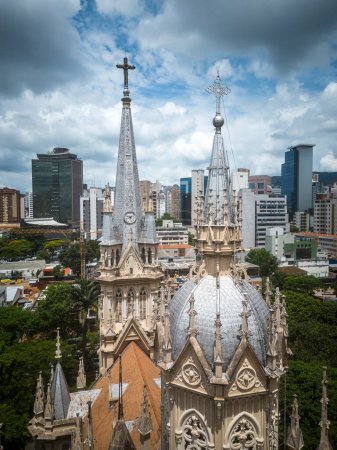 Téléchargez les photos : Beautiful drone view to church building and green trees in Belo Horizonte, Minas Gerais, Brazil - en image libre de droit