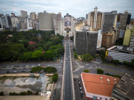 Foto de Beautiful drone view to buildings and green public square in Belo Horizonte, Minas Gerais, Brazil - Imagen libre de derechos