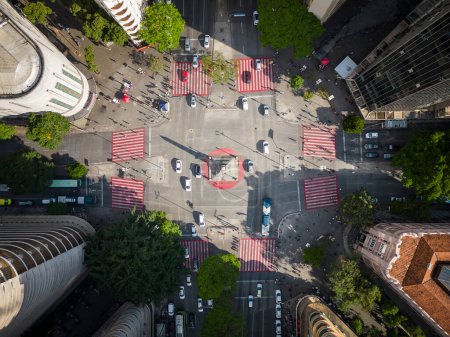 Foto de Hermosa vista de arriba hacia abajo del dron a los grandes edificios de la ciudad y la rotonda de la calle en Belo Horizonte, Minas Gerais, Brasil - Imagen libre de derechos