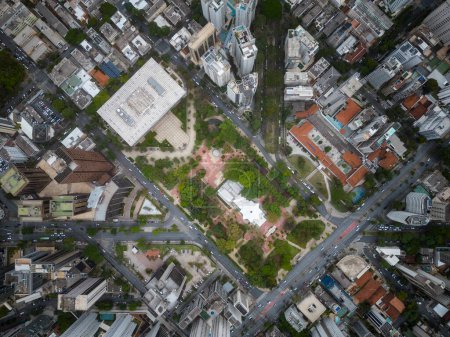 Schöner Drohnenblick auf Gebäude und grünen öffentlichen Platz in Belo Horizonte, Minas Gerais, Brasilien