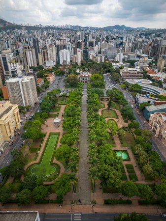 Foto de Hermosa vista aérea de drones a edificios y plaza verde pública en Belo Horizonte, Minas Gerais, Brasil - Imagen libre de derechos