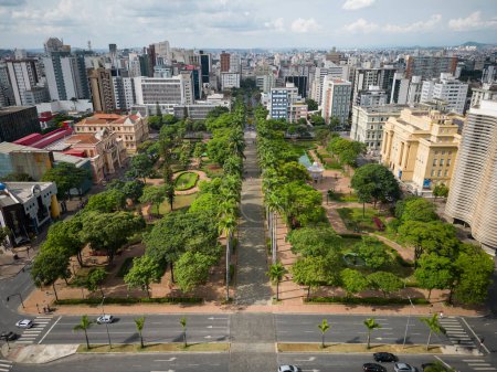 Foto de Hermosa vista de drones a edificios y plaza verde pública en Belo Horizonte, Minas Gerais, Brasil - Imagen libre de derechos