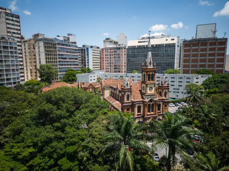 Foto de Hermosa vista al edificio de la iglesia y árboles verdes en Belo Horizonte, Minas Gerais, Brasil - Imagen libre de derechos