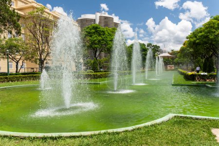 Foto de Beautiful view to water fountain and gazebo on green public park in Belo Horizonte, Minas Gerais, Brazil - Imagen libre de derechos