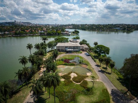 Foto de Hermosa vista al moderno edificio del museo cerca del lago en la zona verde en Belo Horizonte, Minas Gerais, Brasil - Imagen libre de derechos