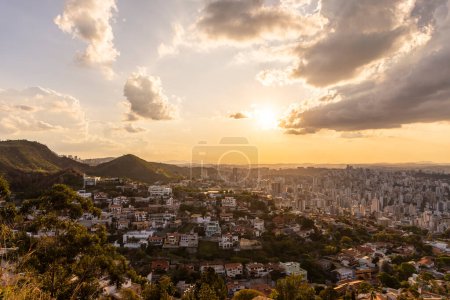 Foto de Hermosa vista desde el mirador a la ciudad y las nubes del atardecer en Belo Horizonte, Minas Gerais, Brasil - Imagen libre de derechos