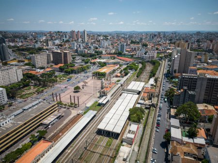 Foto de Beautiful drone view to big city buildings, train tracks and streets in Belo Horizonte, Minas Gerais, Brazil - Imagen libre de derechos