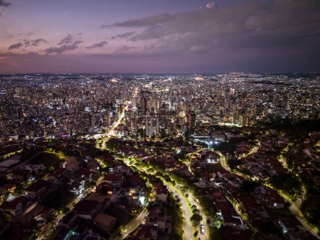 Foto de Beautiful drone view to houses and public street lights at night in Belo Horizonte, Minas Gerais, Brazil - Imagen libre de derechos