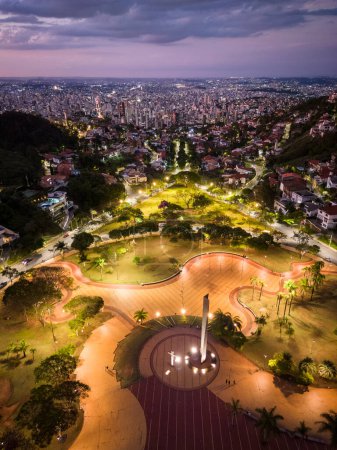 Foto de Hermosa vista del dron a la plaza pública y luces de la calle por la noche en Belo Horizonte, Minas Gerais, Brasil - Imagen libre de derechos