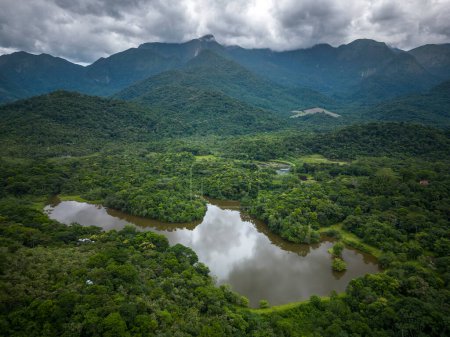 Foto de Hermosa vista aérea de drones a los humedales y lagos en la zona verde de la selva tropical con montañas en la parte posterior, REGUA, Río de Janeiro, Brasil - Imagen libre de derechos