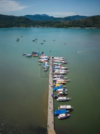 Foto de Beautiful view to tour boats on ocean pier in small historic town - Imagen libre de derechos