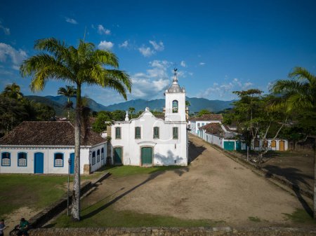 Foto de Beautiful view to old historic church building in small colonial town, Paraty, Rio de Janeiro, Brazil - Imagen libre de derechos