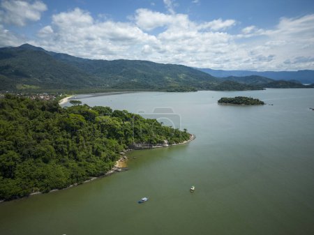 Foto de Hermosa vista aérea a la montaña verde de la selva tropical en la orilla del océano pequeña ciudad colonial, Paraty, Río de Janeiro, Brasil - Imagen libre de derechos