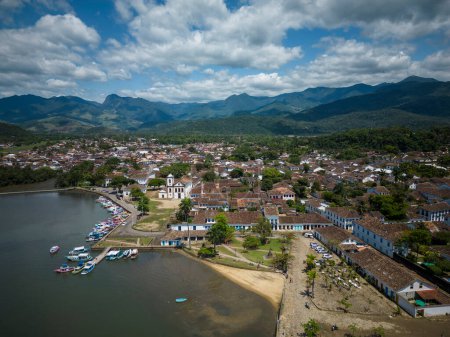 Foto de Hermosa vista aérea a la orilla del océano pequeña ciudad colonial con montañas en la parte posterior, Paraty, Río de Janeiro, Brasil - Imagen libre de derechos