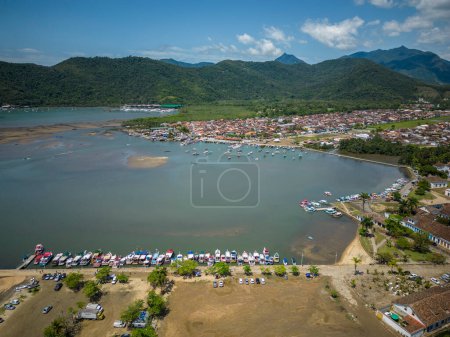 Foto de Beautiful view to tour boats on ocean pier in small historic colonial town, Paraty, Rio de Janeiro, Brazil - Imagen libre de derechos