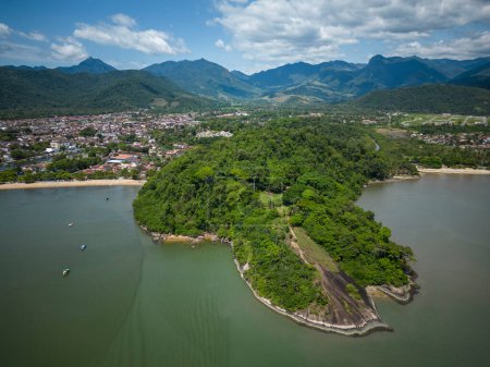 Téléchargez les photos : Belle vue aérienne sur la montagne verte de la forêt tropicale sur la côte de l'océan petite ville coloniale, Paraty, Rio de Janeiro, Brésil - en image libre de droit