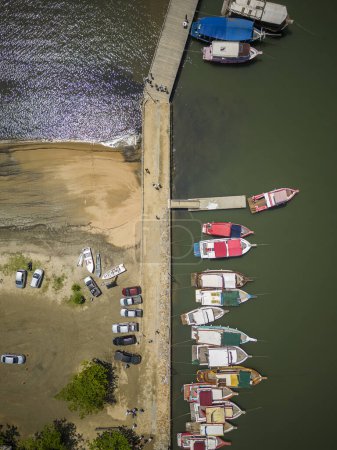Téléchargez les photos : Belle vue sur les bateaux d'excursion sur la jetée de l'océan dans une petite ville historique - en image libre de droit